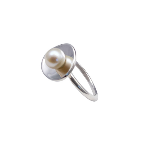 sterling silver ring with reflective disc and fresh water pearl, sterling silver jewellery, unique jewellery, fresh water pearls, pearl jewellery, beautiful jewellery, auckland jewellery, auckland designer, new zealand jewellery, auckland business, beautiful womens jewellery