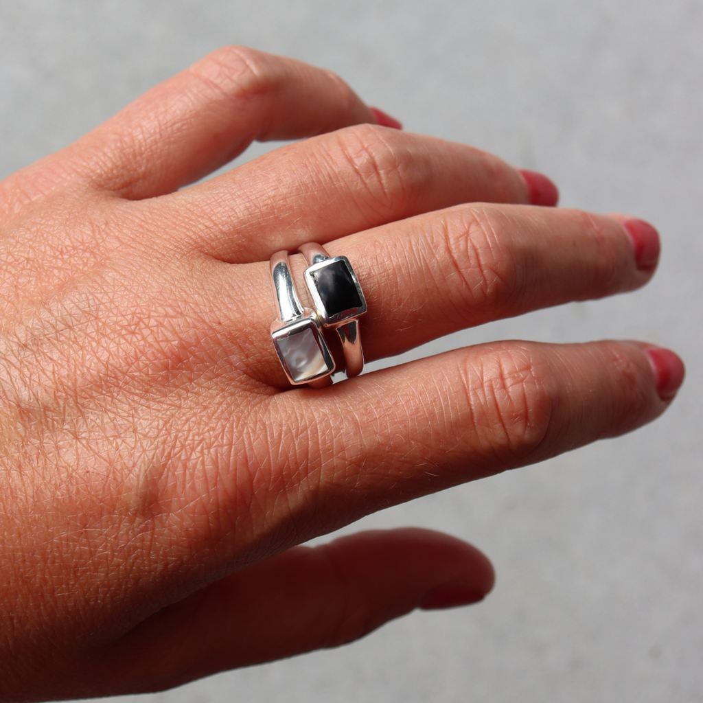 La Stèle Black Onyx Petite Rectangle Ring