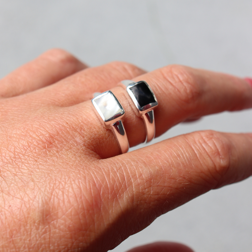 La Stèle Black Onyx Petite Rectangle Ring