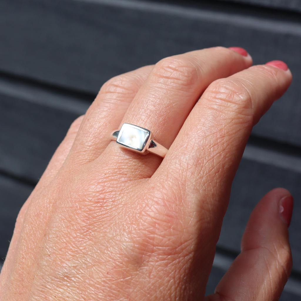 La Stèle Mother of Pearl Petite Rectangle Ring