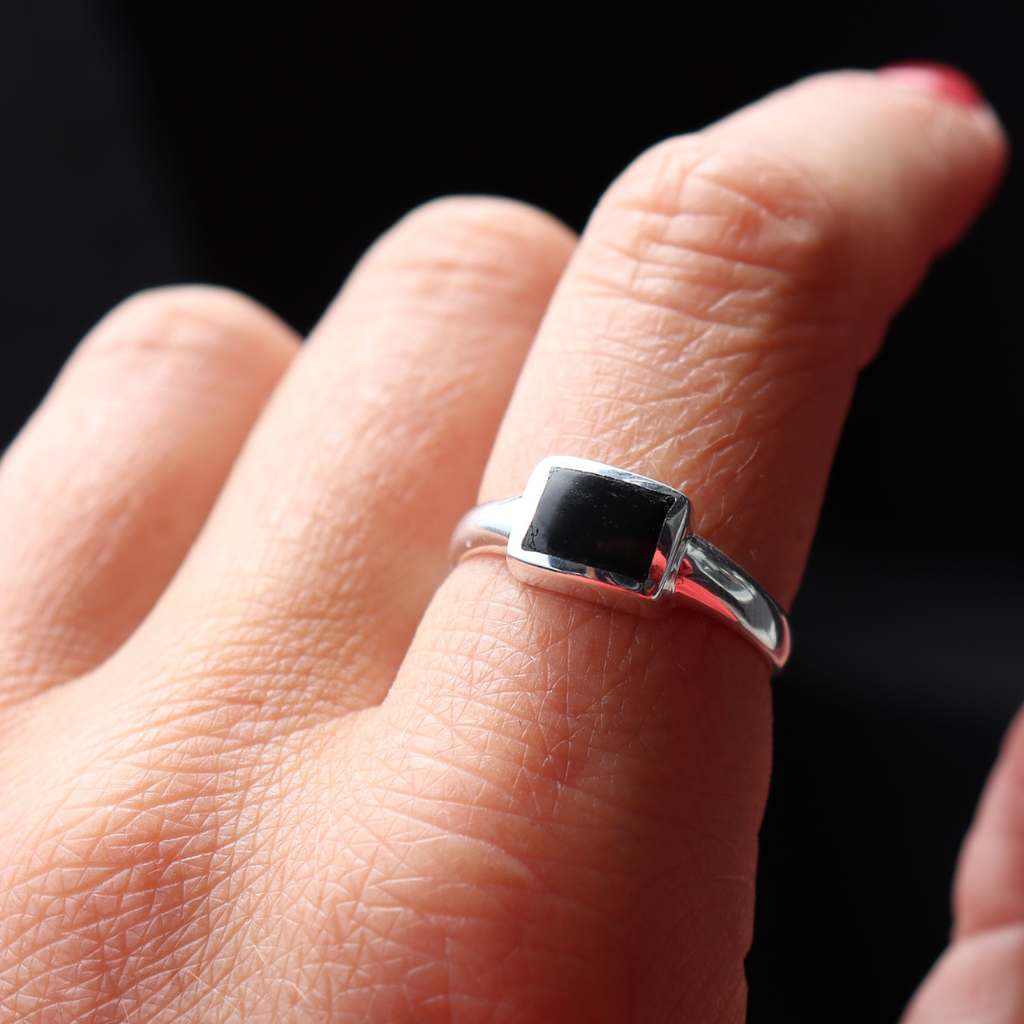 La Stèle Black Onyx Petite Rectangle Ring