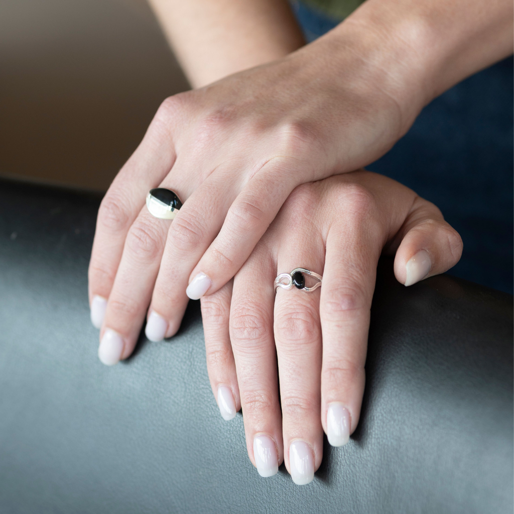 La Stele Black Onyx Oval Twist Ring