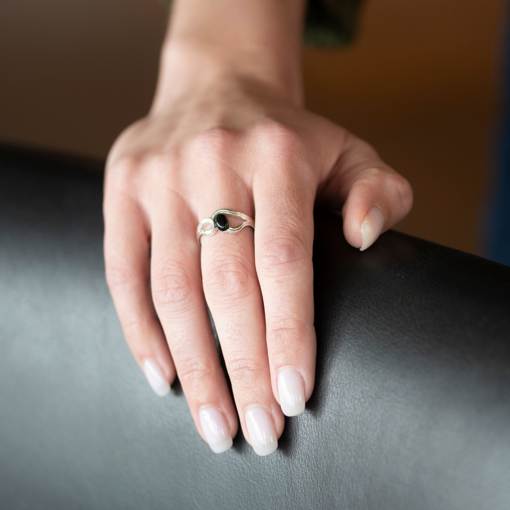 La Stele Black Onyx Oval Twist Ring