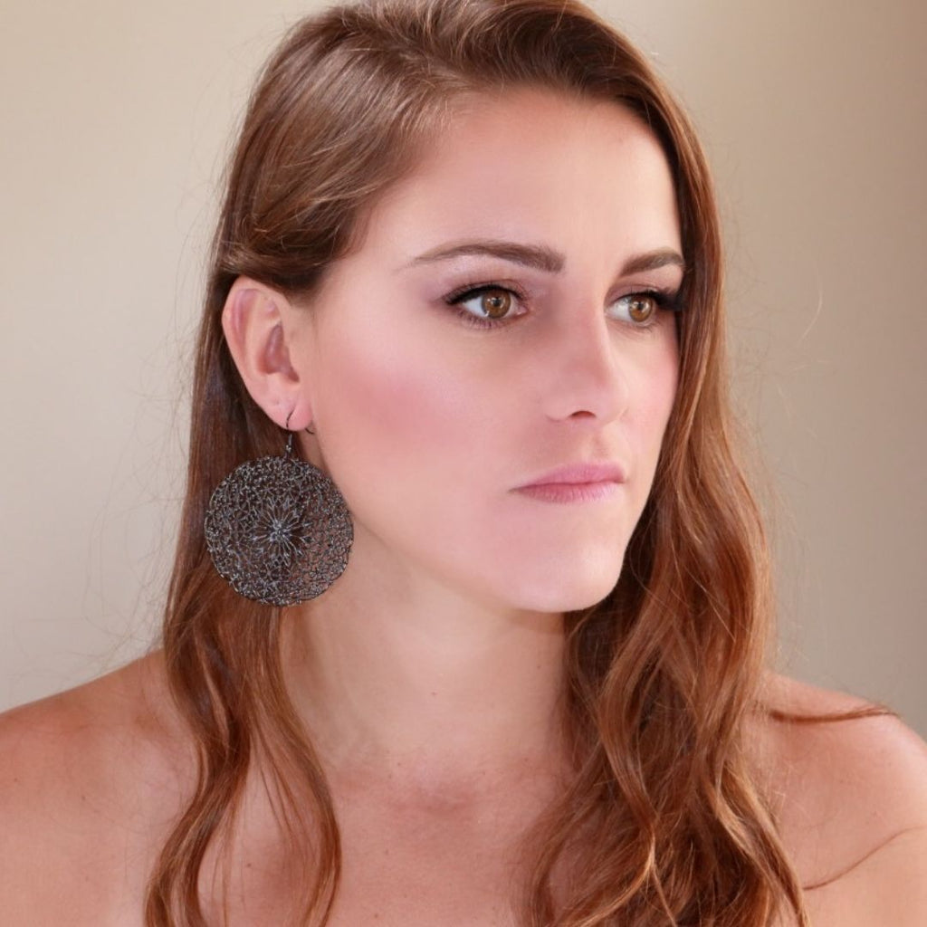 Huge sales black earrings