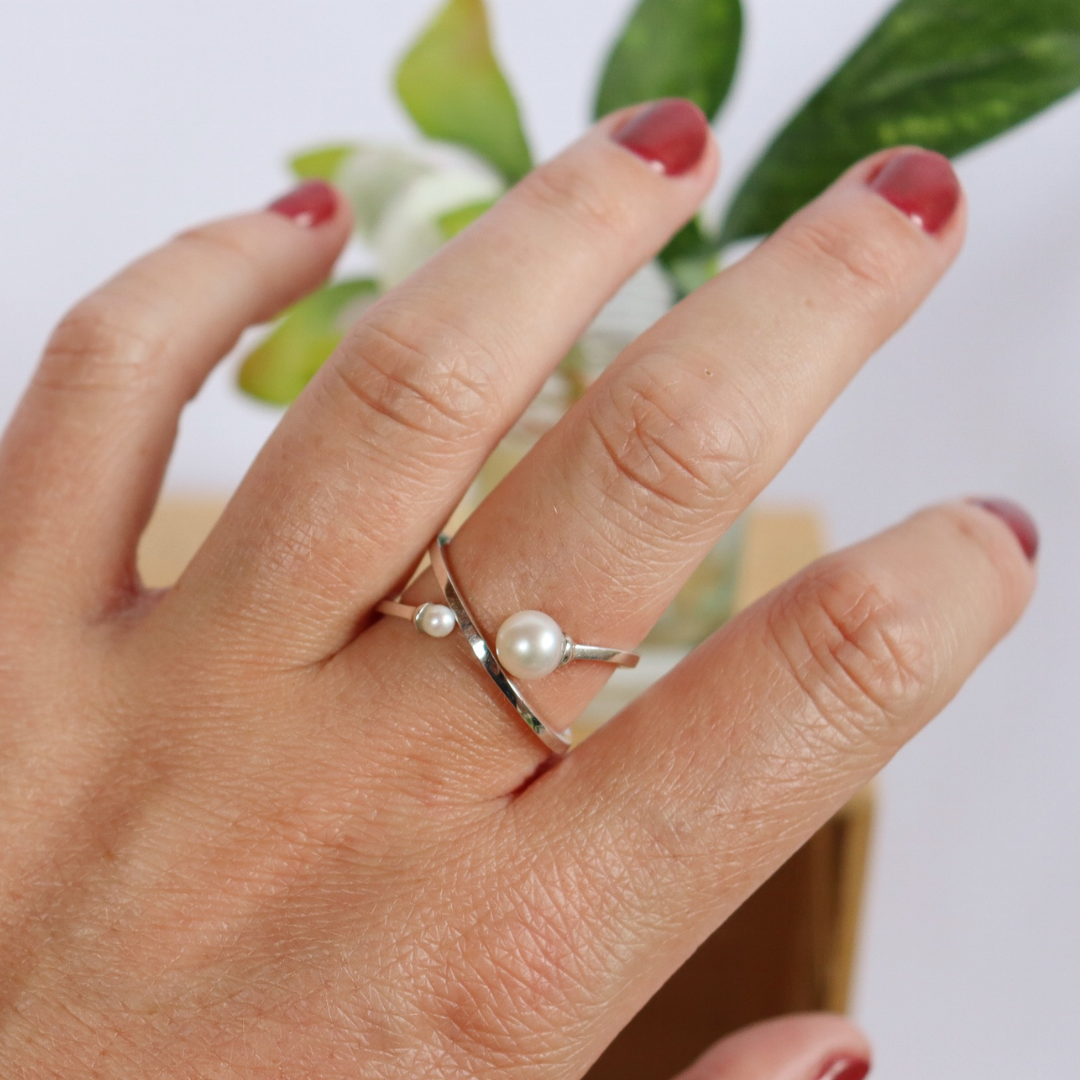 Ring with 2025 two pearls