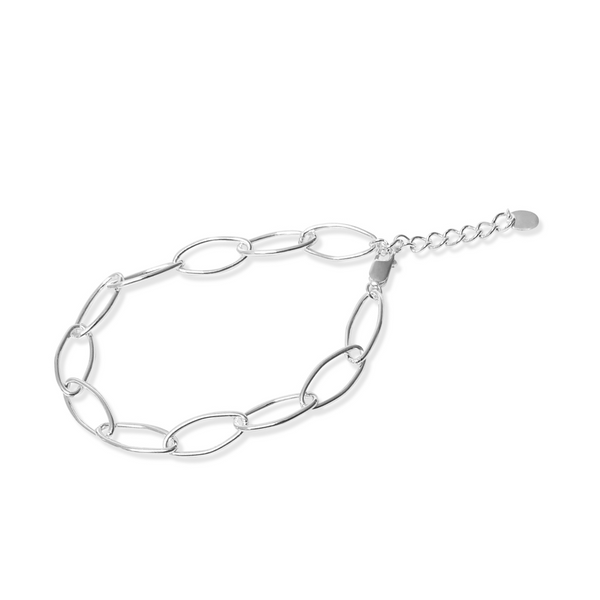 sterling silver oval link bracelet, petite style chain bracelet, sterling silver chain bracelet designed in auckland, new zealadn designer jewellery, classic and timeless sterling silver bracelet, beautiful womens bracelet, unique jewellery